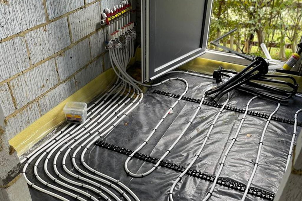 underfloor_heating_installation Floor screed contractor working on an extension in Northampton